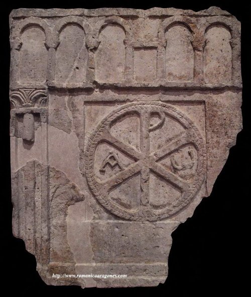 chrisme sculpté appartenant à une église wisigoth-hispanique du VI° siècle à Fraga (Huesca); source:/www.romanicoaragones.com 